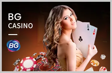Bàn chơi casino trực tuyến với người chia bài và các quân bài